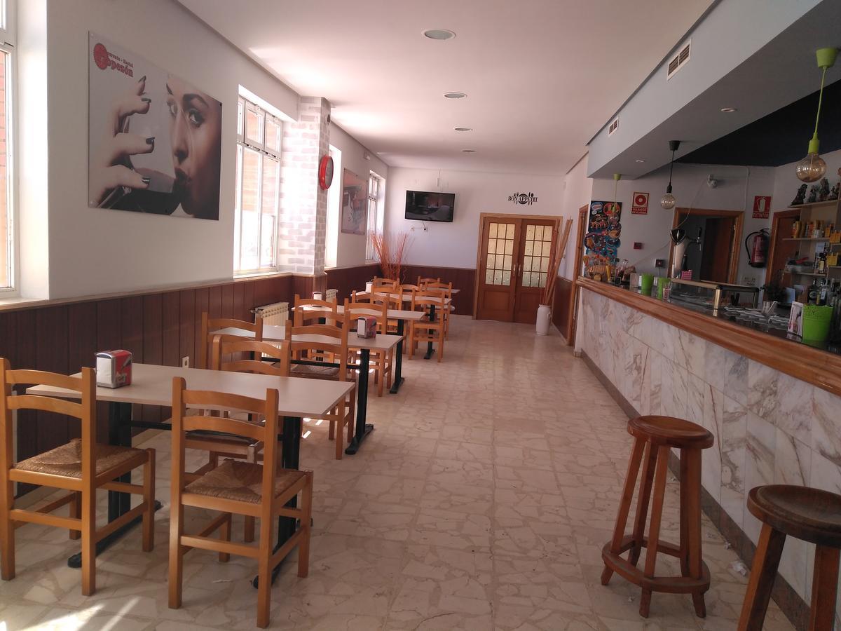 Hostal El Tropezon Матальяна-де-Вальмадригаль Экстерьер фото